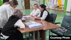 Подсчет голосов на референдуме. Избирательный участок №298 в Алматы