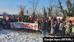 Studenti u blokadi na protestu ispred zgrade Radio-televizije Vojvodine 27. decembra 2024. 