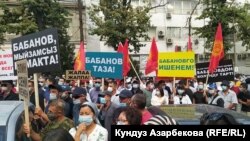 Акция в поддержку Омурбека Бабанова у здания Бишкекского горсуда. 22 июня 2021 года.
