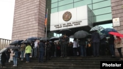 Armenia -- Supporters of Prime Minister Nikol Pashinian block the entrance to a district court in Yerevan, May 20, 2019.