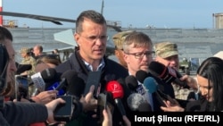 Ministrul român al Apărării, Ionut Mosteanu, vorbindu-le jurnaliștilor pe 25 noiembrie la baza aeriană Mihail Kogălniceanu, înainte de o vizită a generalului american, Christopher Donahue, Comandantul Forțelor Terestre ale SUA în Europa și Africa