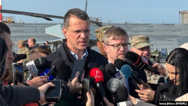 Ministrul român al Apărării, Ionut Mosteanu, vorbindu-le jurnaliřtilor pe 25 noiembrie la baza aeriană Mihail Kogălniceanu, înainte de o vizită a generalulului american, Christopher Donahue, Comandantul Forțelor Terestre ale SUA în Europa și Африка