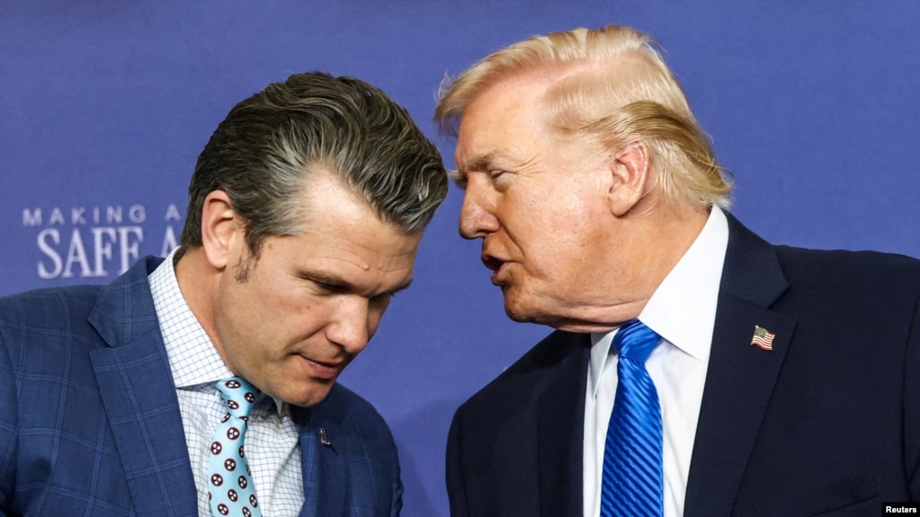 دونالد ترامپ (راست) رئیس‌جمهور آمریکا در کنار پیت هگست، وزیر دفاع