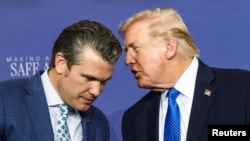 دونالد ترامپ (راست) رئیس‌جمهور آمریکا در کنار پیت هگست، وزیر دفاع