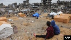 Dy fëmijë palestinezë shikojnë ndërtesat e shkatërruara në Xhabalia, në veri të Gazës. Fotografi ilustruese nga arkivi.