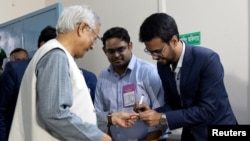 د بنګلادېش د لنډمهالي حکومت مشر محمد یونس د فبرورۍ ۱۲مې په انتخاباتو کې د رایې کارونې لپاره ګوته رنګوي.