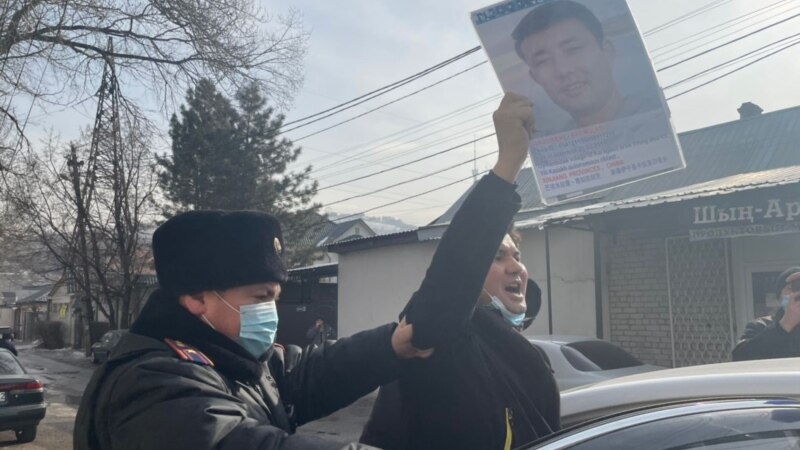 Қытай түрмесіндегі інісін босатуды талап еткен Алматы тұрғынын полиция әкетті