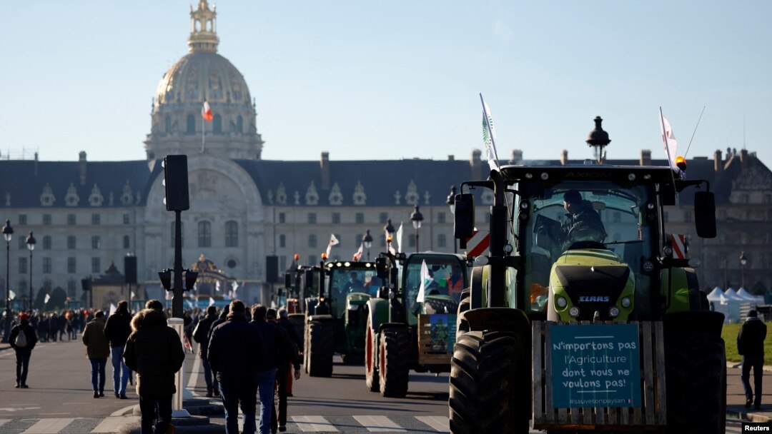 Fermierii francezi au venit în centrul Parisului cu tractoare agricole ca să protesteze față de restricțiile de mediu impuse de guvern față de folosirea unor pesticide care ar amenința producția agricolă. 