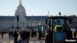 Fermierii francezi au venit în centrul Parisului cu tractoare agricole ca să protesteze față de restricțiile de mediu impuse de guvern față de folosirea unor pesticide care ar amenința producția agricolă. 