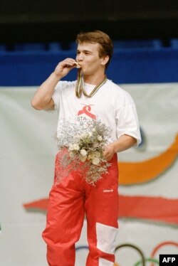 Наим със златния олимпийски медал от игрите в Барселона през 1992 г.