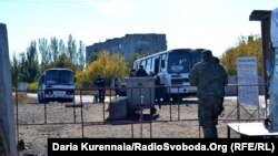 КПВВ «Майорськ». Автобуси, що підвозять людей до блокпосту