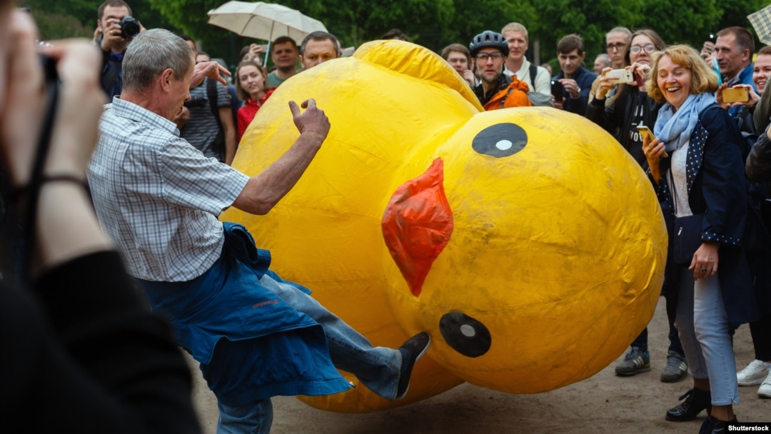 Manifestație anti-guvernamentală în Sankt-Petersburg, 12 iunie, 2017. În Rusia, rața este un simbol al corupției.