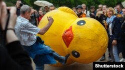 Manifestație anti-guvernamentală în Sankt-Petersburg, 12 iunie, 2017. În Rusia, rața este un simbol al corupției.