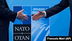 Președintele Donald Trump și secretarul generla NATO, Jens Stoltenberg înainte de deschiderea summit-ului de la Bruxelles, 11 iulie 2018. 