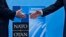AQSh prezidenti Tramp (chapda) NATO bosh kotibi Yens Stoltenberg bilan sammit oldidan so‘rashmoqda. Bryussel, 2018, 11 iyul