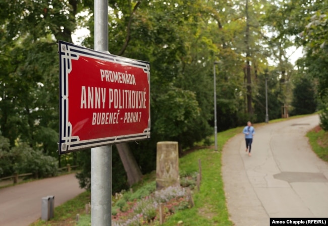 Një grua duke vrapuar në Shëtitoren Anna Politkovskaya. Ambasada ruse është në të djathtë të fotografisë.