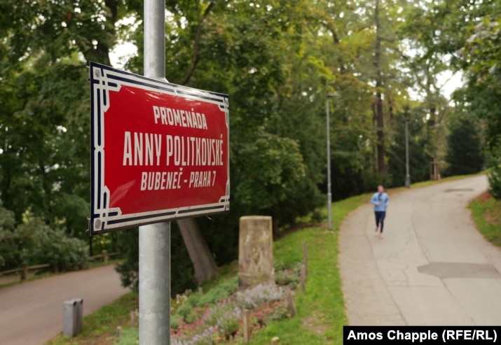 Një grua duke vrapuar në Shëtitoren Anna Politkovskaya. Ambasada ruse është në të djathtë të fotografisë.