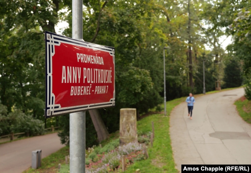 Një grua duke vrapuar në Shëtitoren Anna Politkovskaya. Ambasada ruse është në të djathtë të fotografisë.