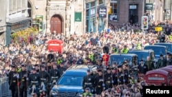 Edinburgh: sicriul Reginei Elisabeta a II-a în drum spre catedrala St. Giles. Procesiunea este condusă de Regele Charles al III-lea și a fost urmărită de zeci de mii de oameni, Scoția 12 septembrie 2022.