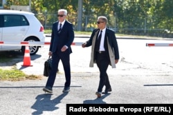 Osman Mehmedagić (desno) u pratnji branitelja dolazi na izricanje prvostepene presude u slučaju "Diploma". 20. oktobar 2026.