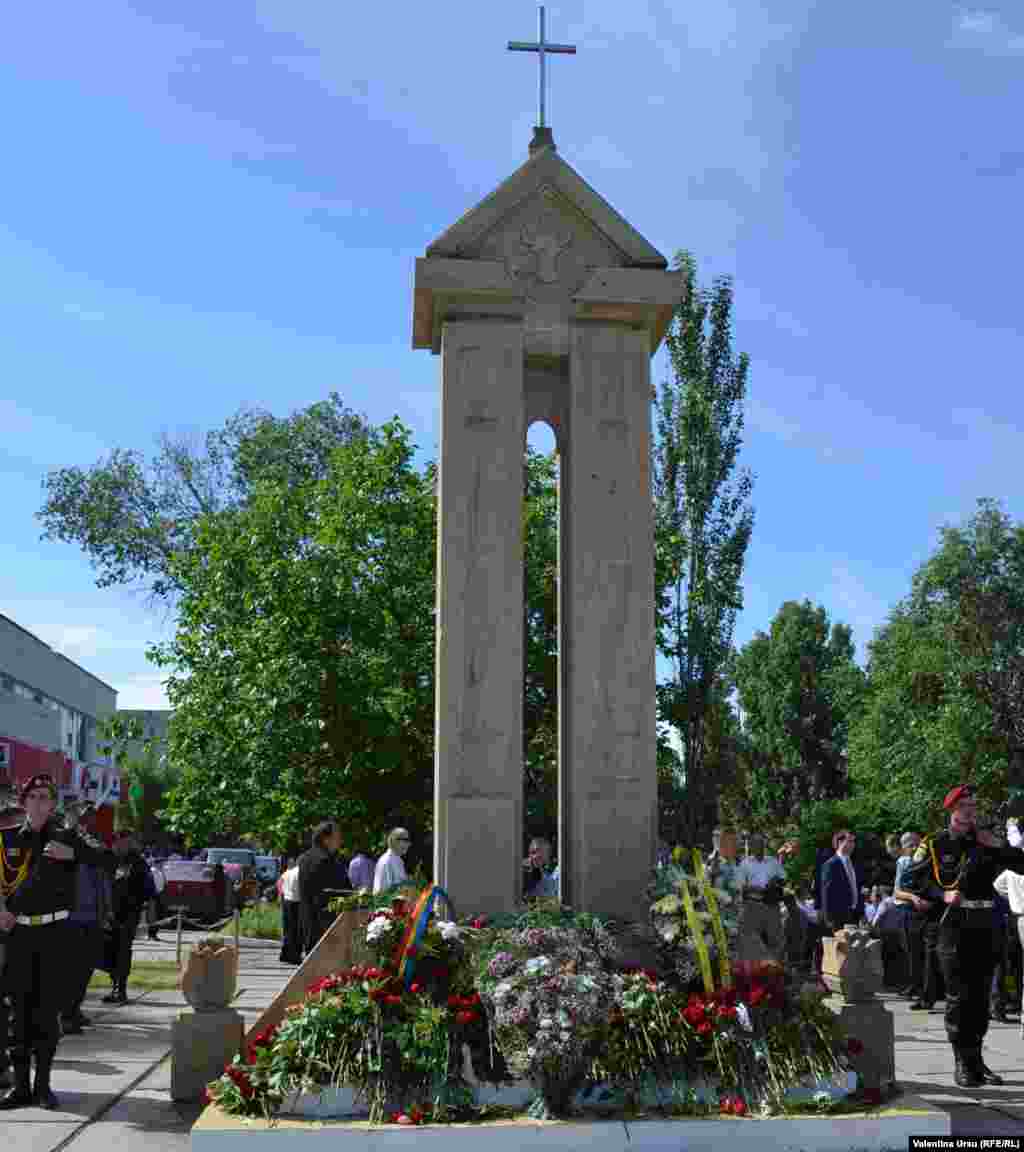 La monumentul de la Căușeni.