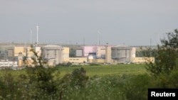 Centrala românească Cernavodă nu are turnuri de răcire, bazându-se pe Dunpre pentru reducerea temperaturii apei folosite în producție.
