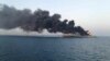 Dim se izvija iznad broda za podršku iranske mornarice, nakon izbijanja požara na plovilu, u Omanskom zalivu 2. juna 2021.