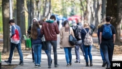 Tinerii nu sunt o prioritate suficient de importantă pentru statul român, după cum au spus studenții cu care am vorbit despre cum văd ei criza din guvern și comunicarea statului cu tinerii. 