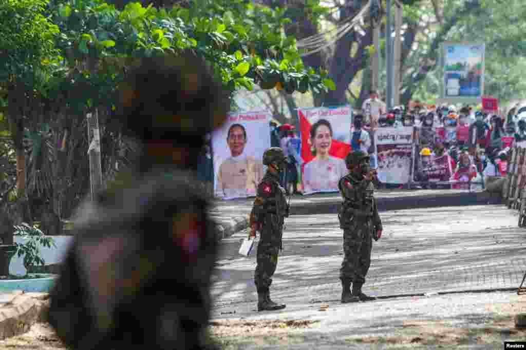 Солдати біля будівлі Центрального банку М&#39;янми під час акції протесту проти військового перевороту. Янгон, М&#39;янма, 15 лютого 2021 року