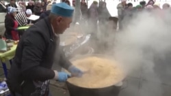 Ихтиёриёни қазоқ ба сокинони Киев хӯроки гарм расонданд