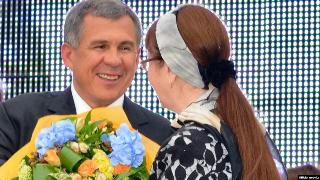 Рөстәм Миңнеханов язучы Нәбирә Гыйматдиновага Тукай бүләген тапшыра