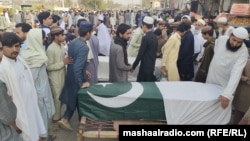 په بنو کې خلکو د دوو وروڼو د وژلو او د درېیم د تښتونې ضد پرلت وهلی وو - د فبرورۍ ۲۶مې انځور.