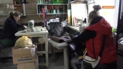 «Дефіцит – тисячі штук»: у Запоріжжі волонтери налагоджують виробництво бронежилетів (відео)