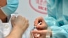Prve doze vakcine protiv COVID-19, njih oko 2.000, stigle su u Republiku Srpsku 1. februara, a vakcinacija je počela 12. februara. (Foto: Medicinska sestra ubrizgava doktoru Vladi Đajiću prvu dozu ruske vakcine Sputnik V u Banjaluci, 12. februara 2021.)