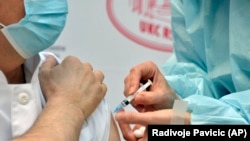 Prve doze vakcine protiv COVID-19, njih oko 2.000, stigle su u Republiku Srpsku 1. februara, a vakcinacija je počela 12. februara. (Foto: Medicinska sestra ubrizgava doktoru Vladi Đajiću prvu dozu ruske vakcine Sputnik V u Banjaluci, 12. februara 2021.)