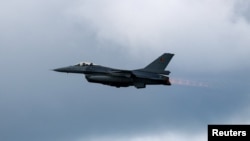 Un avion belgian F-16 în misiune de patrulare (imagine ilustrativă)