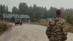 Жители поселка Пийтсиеки останавливают машину компании "Ягоды Карелии"