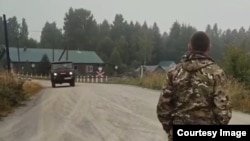 Жители поселка Пийтсиеки останавливают машину компании "Ягоды Карелии"