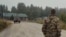 Жители поселка Пийтсиеки останавливают машину компании "Ягоды Карелии"