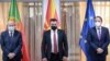 Šef portugalske diplomatije Augusto Santosh Silva, premijer Severne Makedonije Zoran Zaev i evrokomesar za susedsku politiku i proširenje Oliver Varhelji u Skoplju 21. maja 2021. godine
