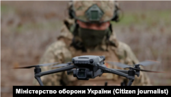Un militar ucrainean pilotează o dronă.