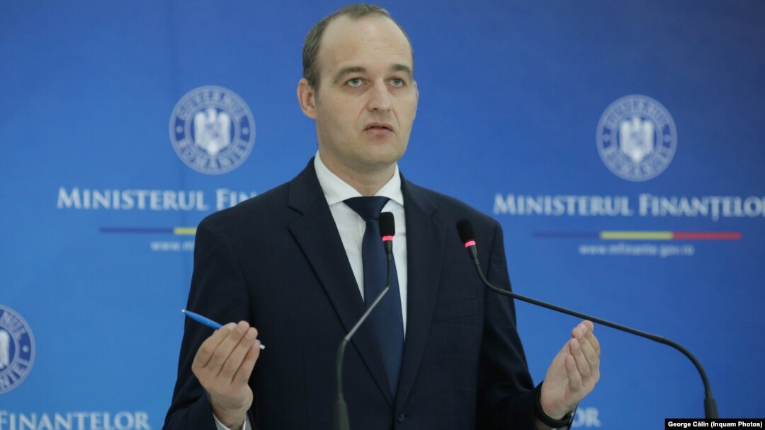 Ministrul de Finanțe a avut probleme în a răspunde întrebărilor jurnaliștilor la conferința săptămânală. Imagine din 24 august 2021, sediul ministerului de Finanțe. 