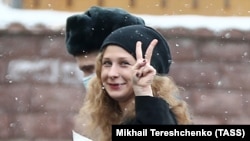 Maria Alyokhina flashes a V-sign as she arrives for a court hearing in Moscow in March 2021.