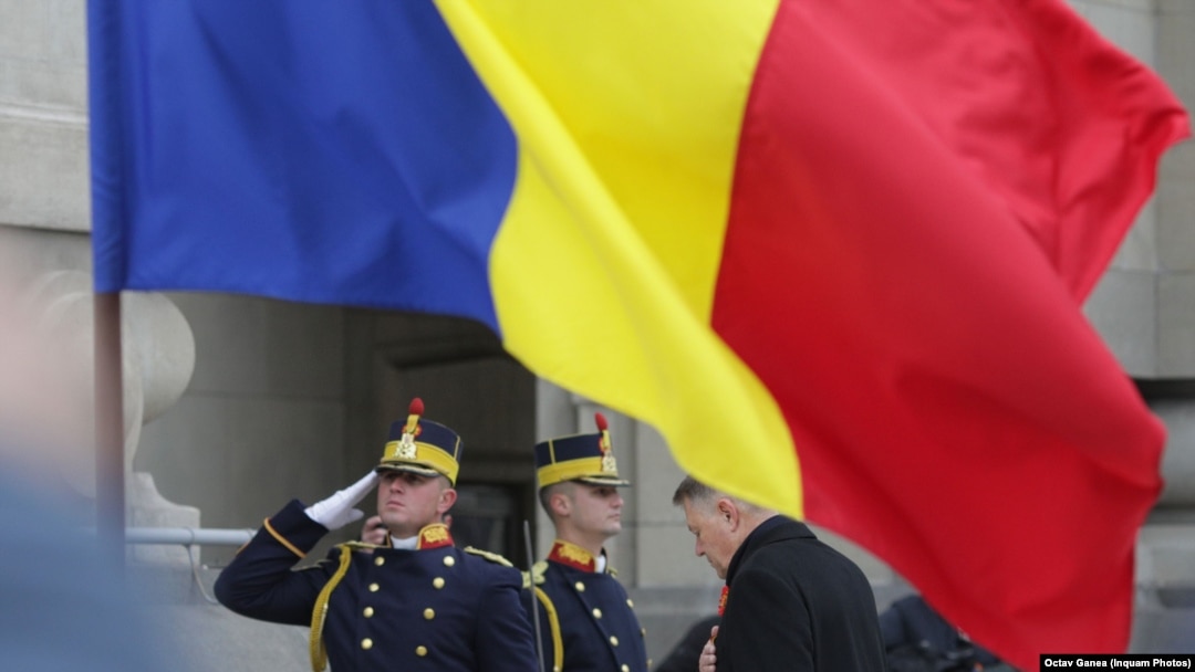 Președintele Iohannis a depus o coroană de flori la Arcul de Triumf, înaintea începerii paradei militare cu ocazia Zilei Naționale.