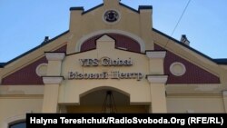 Люди кажуть, що не можуть забрати свої паспорти, відколи візовий центр з 19 березня призупинив роботу через карантин