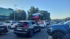 Vozila sa zastavama Srbije, Rusije i simbolima ruske vojne invazije kreću na auto skup na protestu zbog posete ukrajinskog predsednika Volodimira Zelenskog Srbiji, Beograd, 16. avgust 2026. 