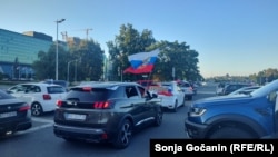 Vozila sa zastavama Srbije, Rusije i simbolima ruske vojne invazije kreću na auto skup na protestu zbog posete ukrajinskog predsednika Volodimira Zelenskog Srbiji, Beograd, 16. avgust 2026. 
