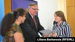 Un proiect USAID și profesorii moldoveni primind diplomele de încheiere a instruirii.