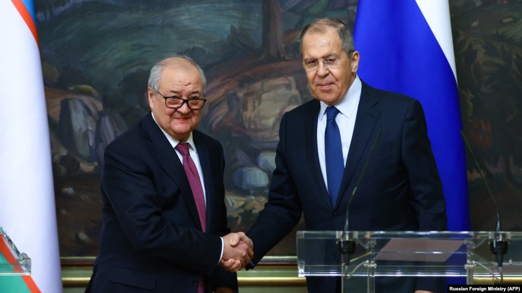 Russian Foreign Minister Sergei Lavrov (right) and his Uzbek counterpart, Abdulaziz Komilov, hold a joint press conference following talks in Moscow in March 2021.