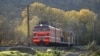 Маневровый электровоз на железнодорожных путях в Крыму, ноябрь 2020 года. Иллюстрационное фото
